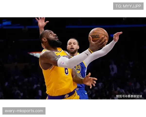 詹姆斯背身单打对比库里效率不同但关键时刻更主导